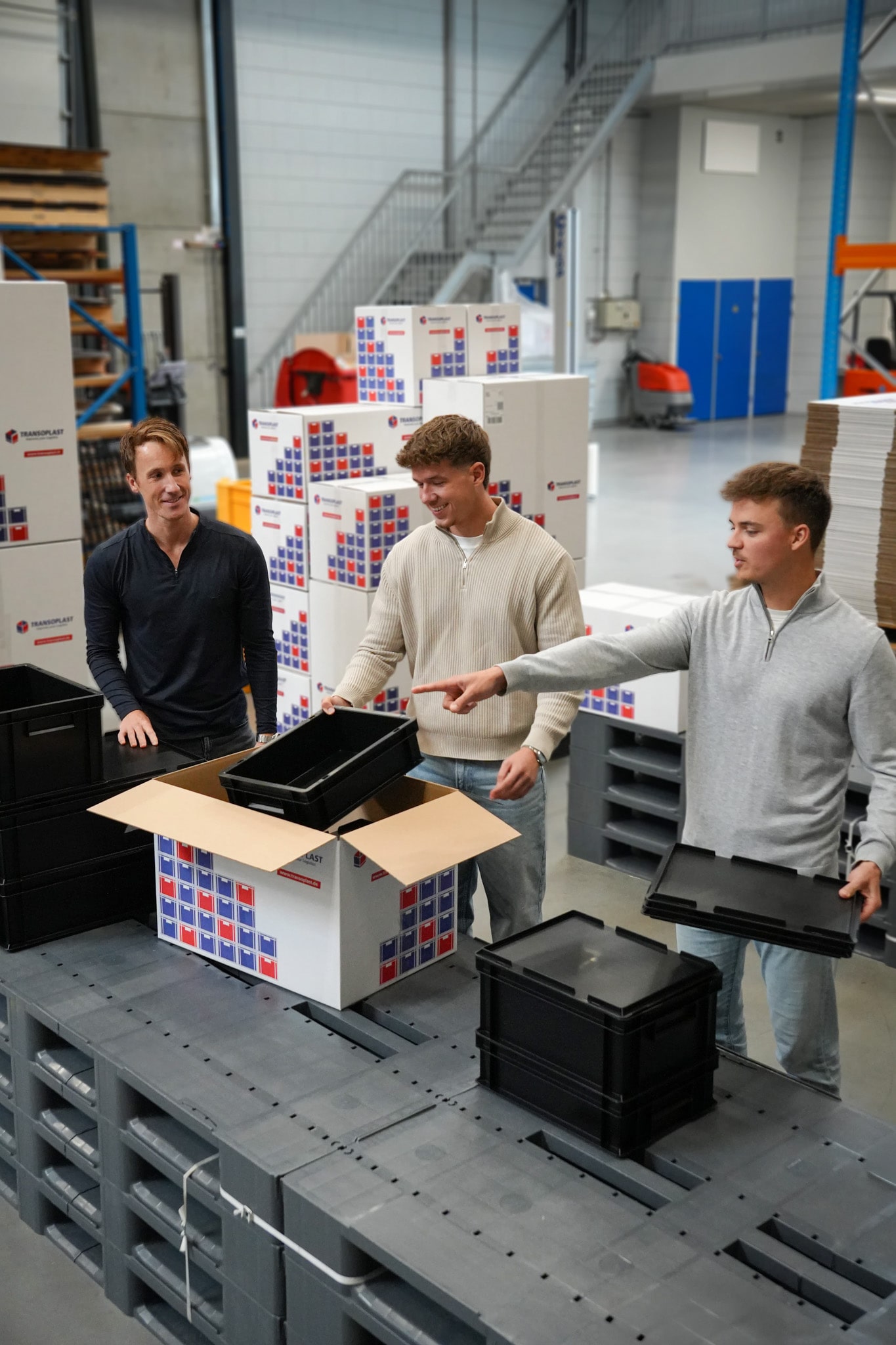 Het team van New Sky in het magazijn